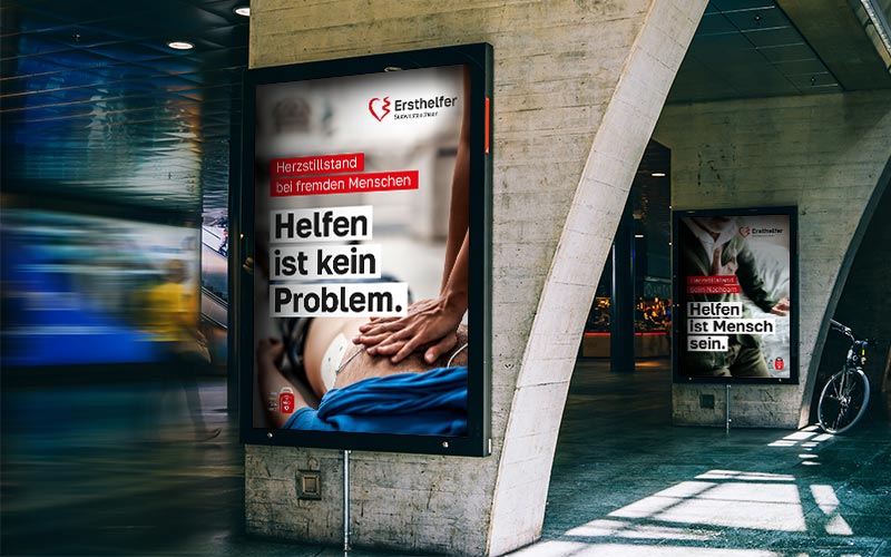 Plakate im öffentlichen Raum in der Umgebung eines Bahnhofs